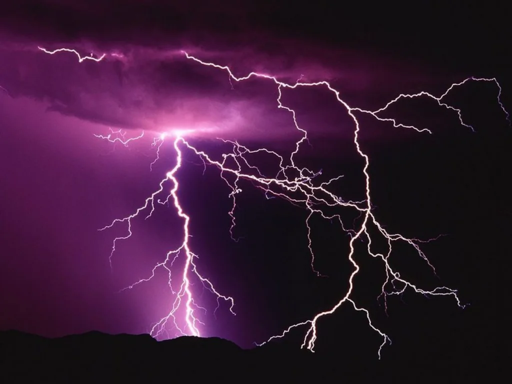 Alertă meteo extremă în România. Cod roșu de caniculă și cod galben de vijelii puternice și ploi torențiale