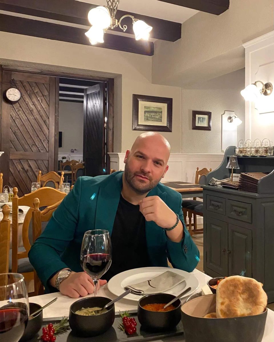 Andrei Ștefănescu își sărbătorește ziua de naștere. Iubita prezentatorului de la Antena Stars, declarație de dragoste în direct