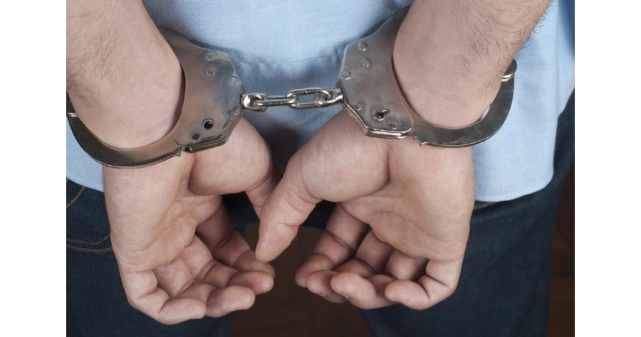 Un tânăr de 18 ani a fost arestat după ce și-a bătut crunt iubita de 16 ani și a încălcat ordinul de protecție provizoriu