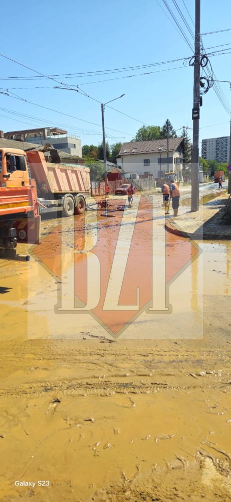 Avarie majoră de apă pe strada Aurel Vlaicu din Iași. Circulația se desfășoară cu dificultate – FOTO