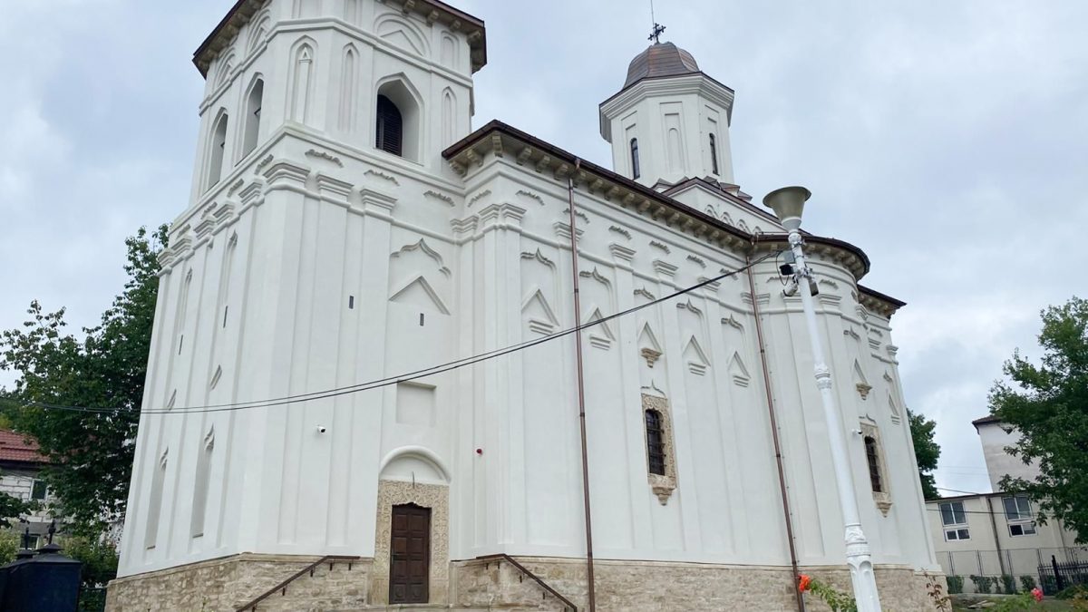 Această biserică din Iași și-a recăpătat farmecul de altădată cu bani europeni! Preotul nu poate însă sluji în ea: „Este finalizată doar la exterior. Mai avem nevoie de vreun milion de euro”