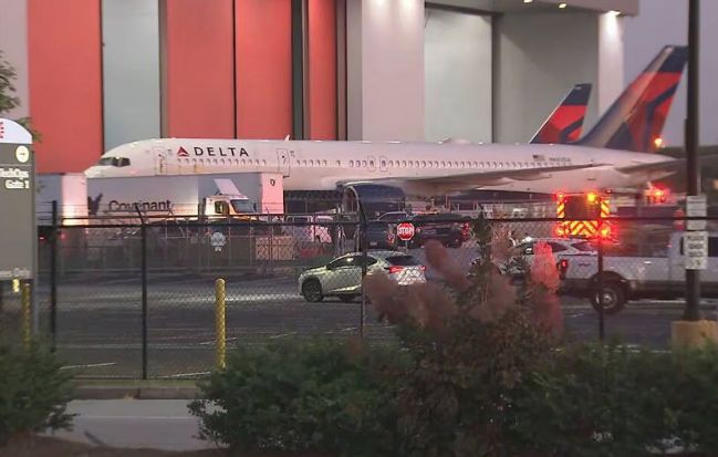 Continuă seria incidentelor aviatice. Două persoane au murit după explozia anvelopei unui avion Boeing 757