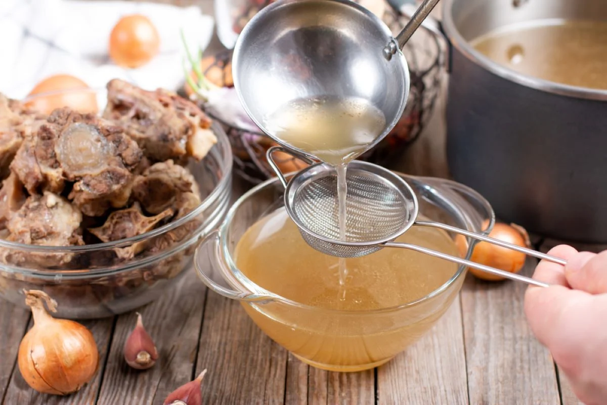 Ce este bulionul de oase și ce se poate face cu acesta. Ingredientul minune pentru sănătatea ta