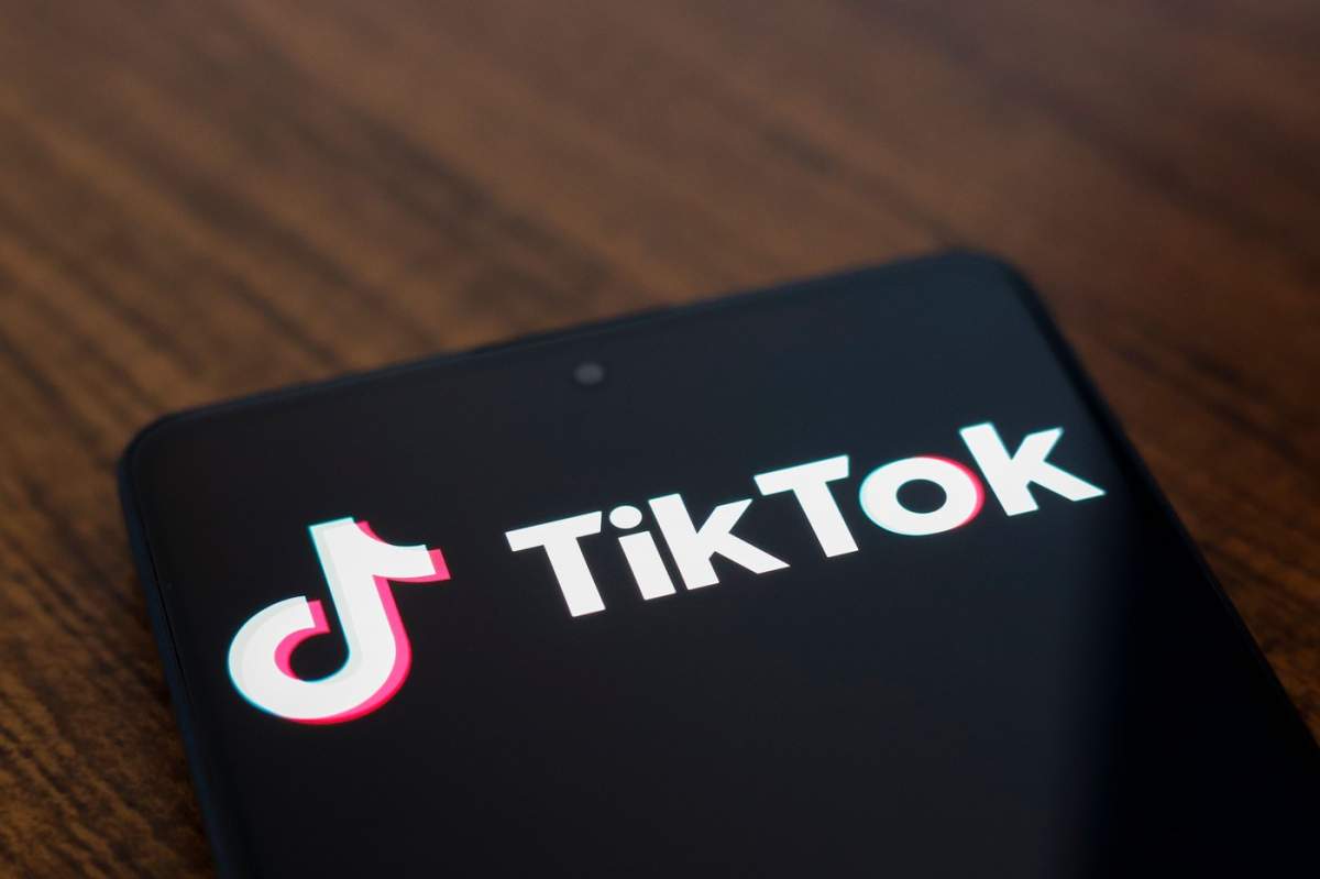 Medicii avertizează cu privire la noul trend viral de pe TikTok, pe care îl consideră extrem de periculos. Specialiștii subliniază că această practică ar putea crește riscul de cancer