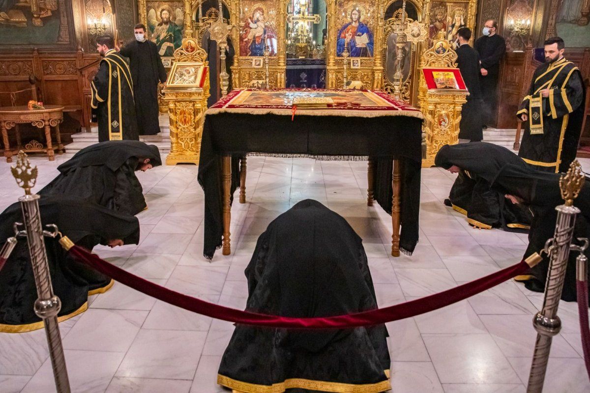 Când se trece pe sub masă? Tradiții religioase și culturale