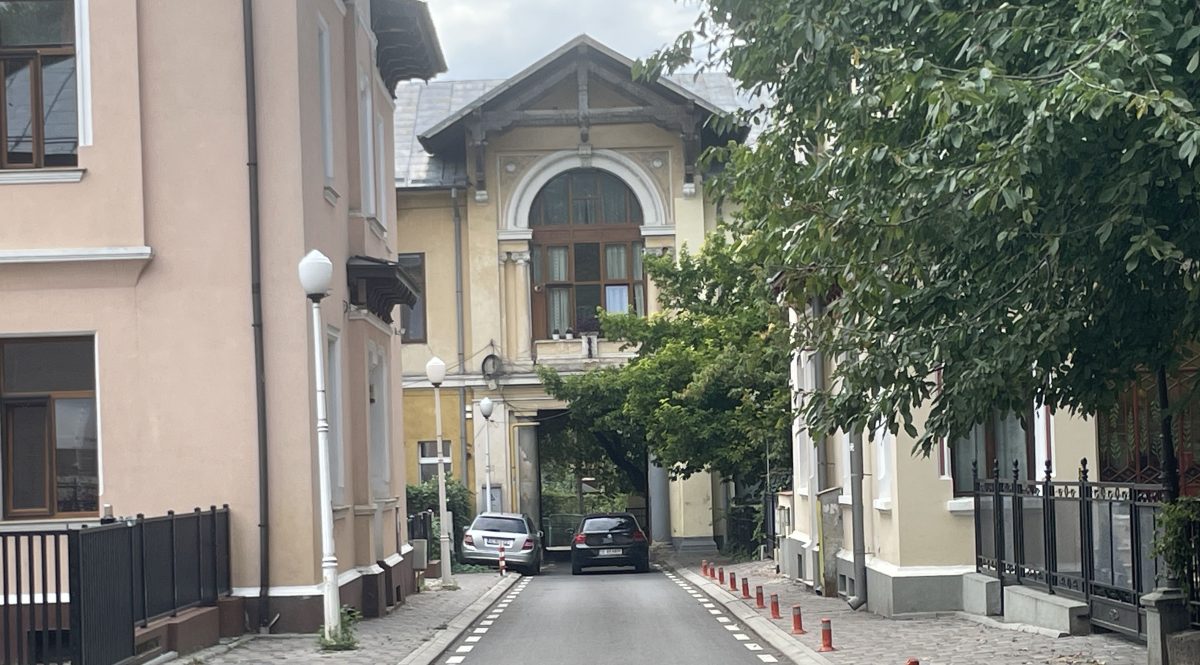 Cu siguranță că ai trecut pe lângă această casă din zona Copou, dar nu ai știut niciodată ce povești sunt ascunse în spatele zidurilor groase. A fost împărțită de medici și personalități ale vremii, iar acum are o valoare inestimabilă
