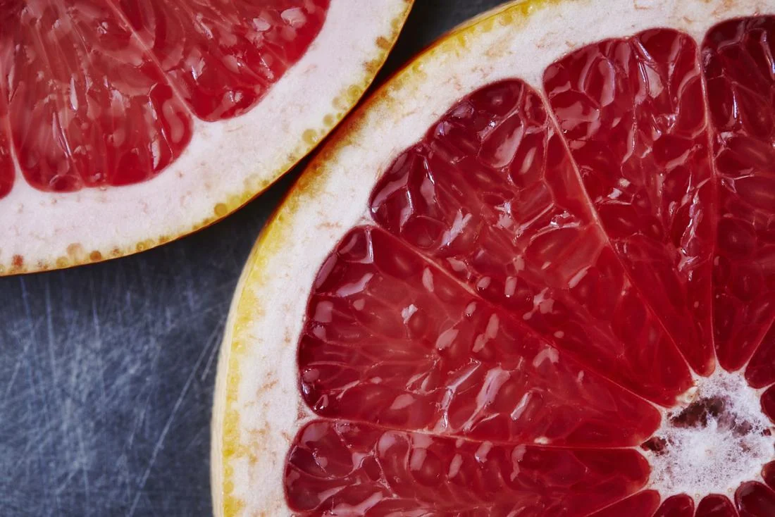 Ce se întâmplă dacă mănânci grapefruit seara? Fructul care te poate ajuta să dormi mai bine