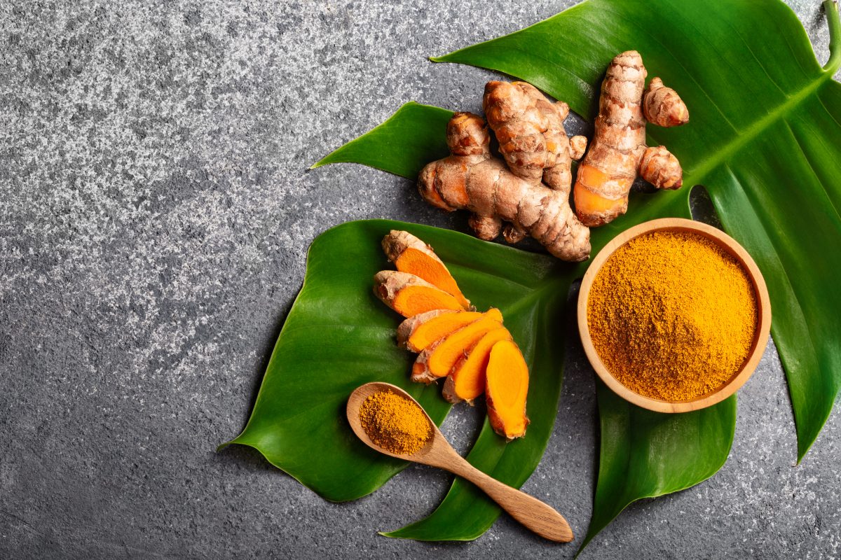 Ce beneficii are ceaiul de curcuma, dar și ce contraindicații există