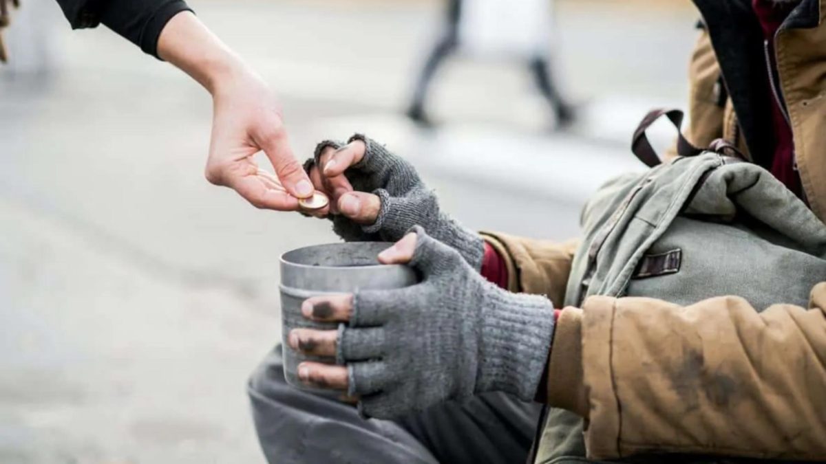 Cetățenii care dau bani cerșetorilor vor fi amendați. Cât câștigă pe zi oamenii străzii