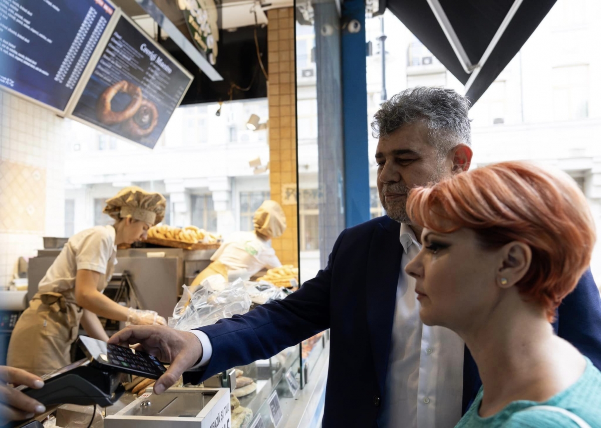 În goana după voturi, Marcel Ciolacu a luat-o pe Olguța Vasilescu și s-au pozat cumpărând covrigi: „Cu mac”