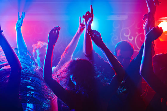 Scene incredibile în Capitală! O tânără de 18 ani ar fi fost violată de doi bărbați cunoscuți într-un club. Detalii din anchetă