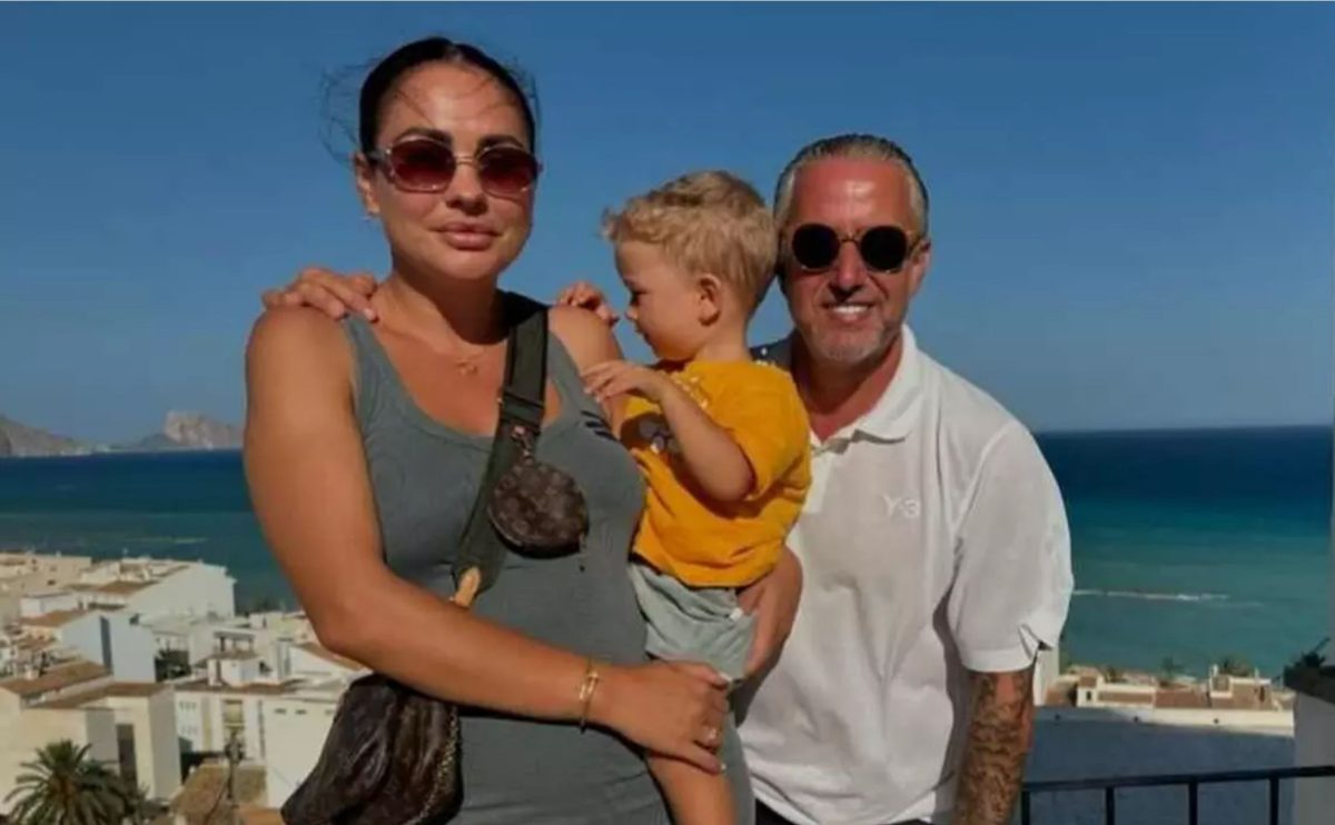 Corina Caciuc, la plajă în vacanță cu iubitul! Detaliul bizar observat în instantaneele de cuplu, cu Reghe
