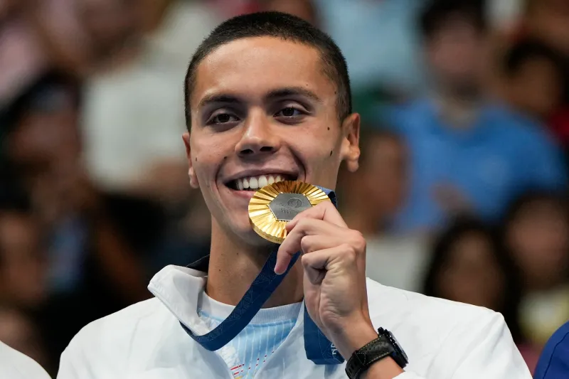 Campionul olimpic David Popovici a revenit de la Paris. Primele declarații