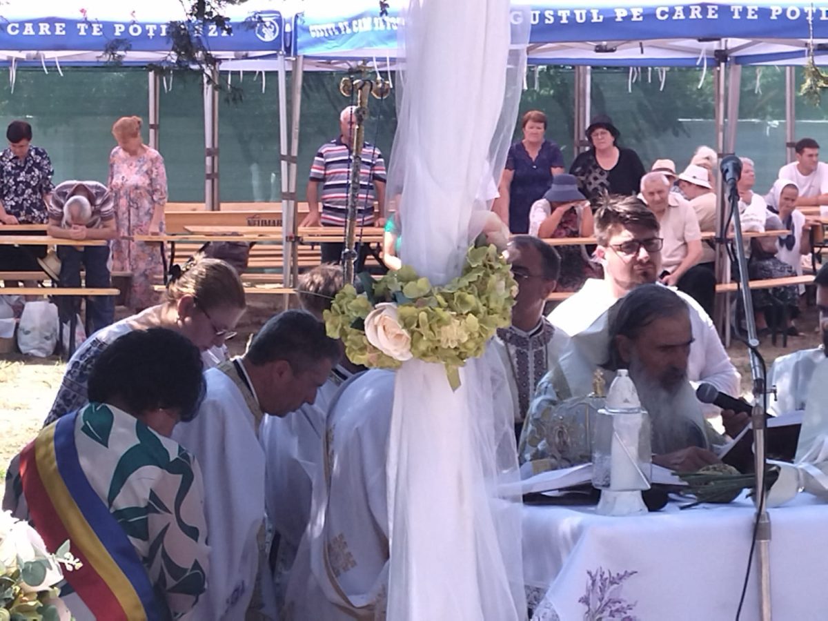 Diana Șoșoacă, prezentă la hramul Bisericii „Adormirea Maicii Domnului”. S-a rugat alături de arhiepiscopul Teodosie pentru ploaie
