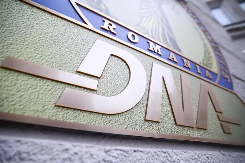 DNA a descins la ITM Sibiu. Un șef anunţa diverse firme despre controalele pe care inspectorii urmau să le facă și negocia contracte pentru firma soției
