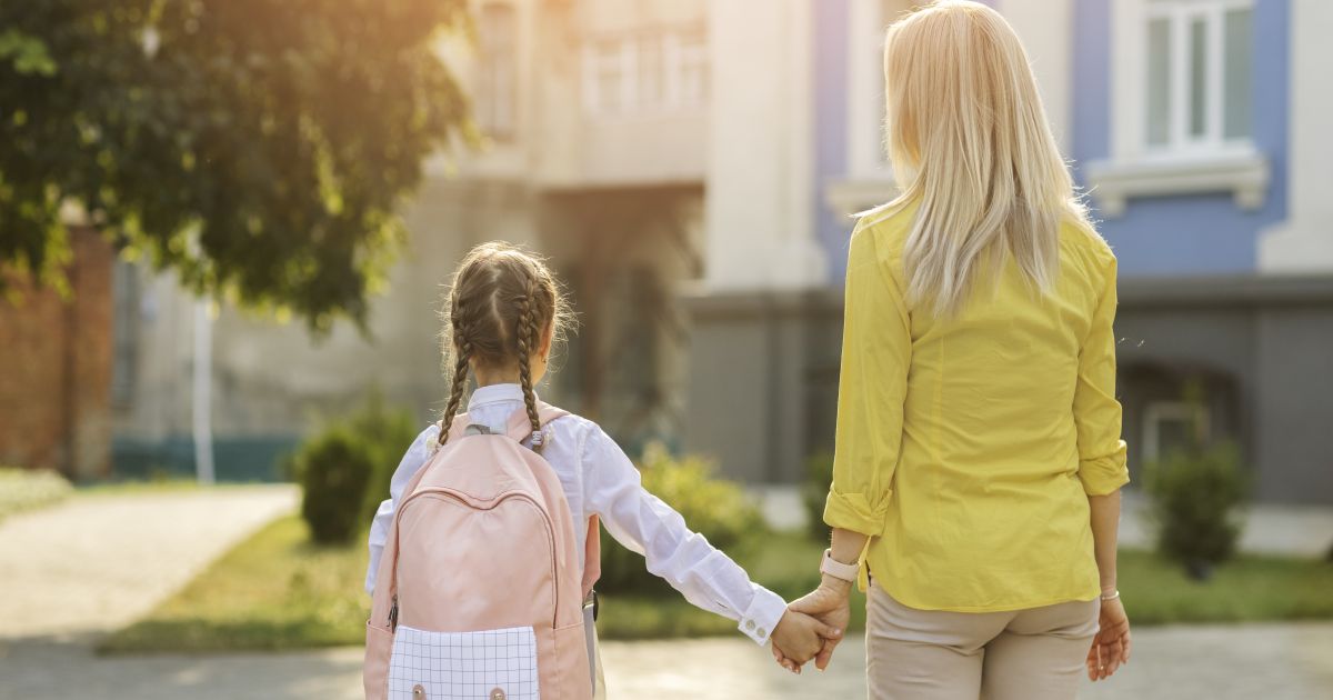 Se schimbă legea pentru elevii din familiile monoparentale. Ministerul Educației îi lasă fără bani pe acești copii