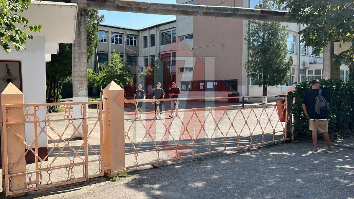 Un candidat din Iași a ieșit de la examenul de Bacalaureat cu zâmbetul pe buze după ce a copiat pe rupte. Colegul lui nu a avut același „noroc”: „Direct în Germania plec, pentru că nu am reușit să copiez”  – GALERIE FOTO