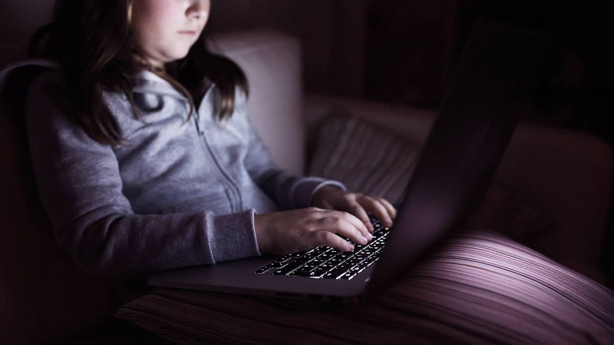 Un individ din Iași a șantajat o fetiță de doar 8 ani pentru a obține fotografii indecente. A fost arestat