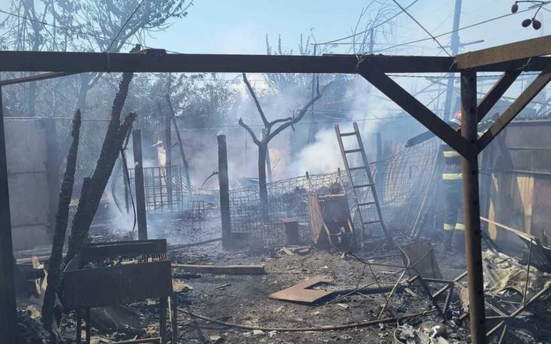 Incendiu de proporții la Galați! Pompierii intervin în forță după explozia mai multor butelii de gaz