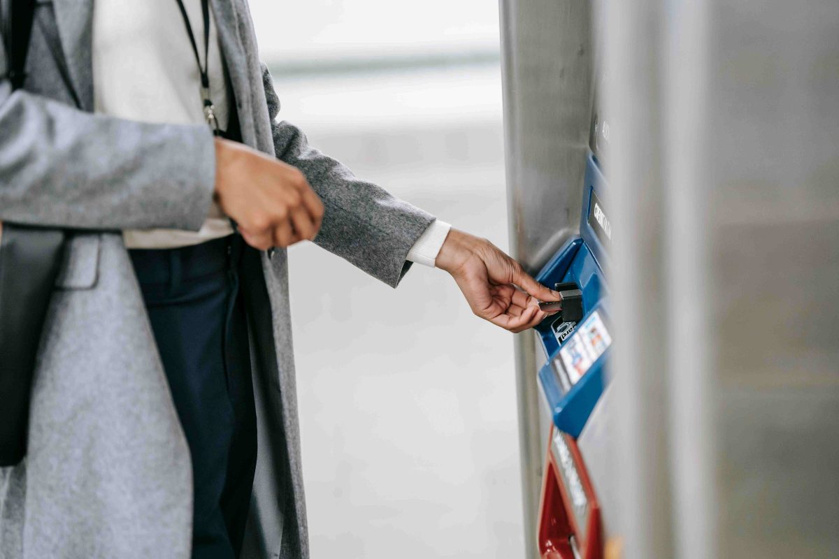 Pușculița ta online: cardul de credit