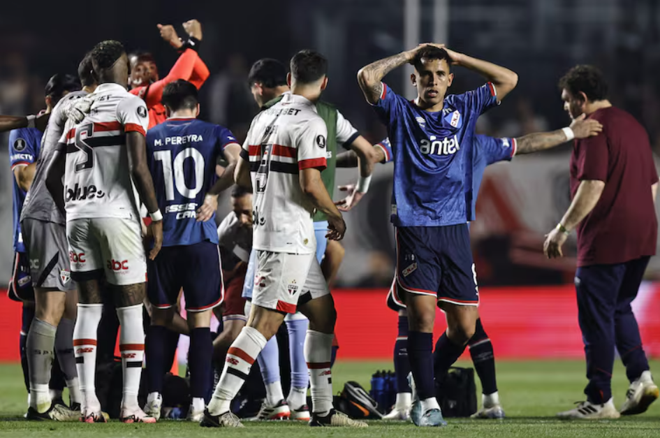 Doliu în lumea sportului: Un fotbalist de numai 27 de ani a murit pe teren în timpul meciului