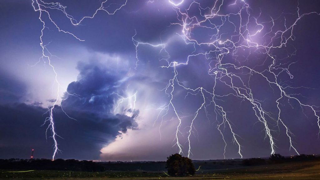 Administrația Națională de Meteorologie a emis un Cod Galben de furtuni și vijelii. Care sunt zonele vizate