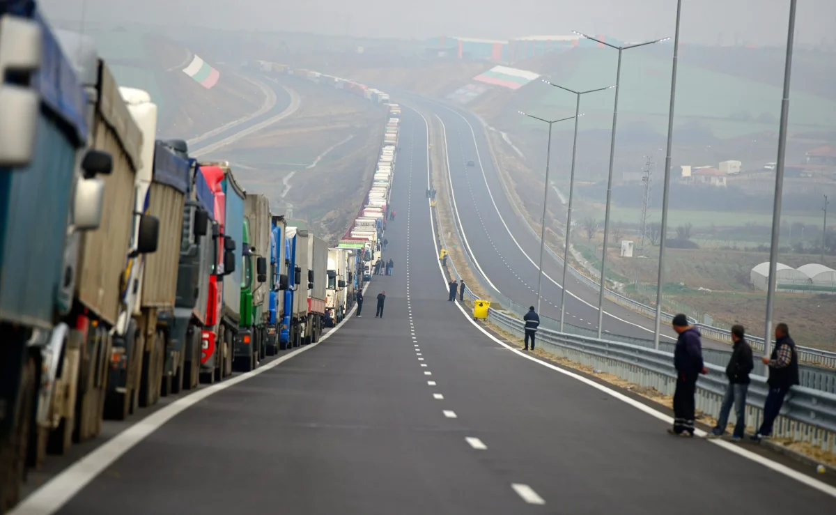 Taxă de 10 euro pentru șoferii de TIR care intră în Bulgaria. De la ce dată intră în vigoare legea