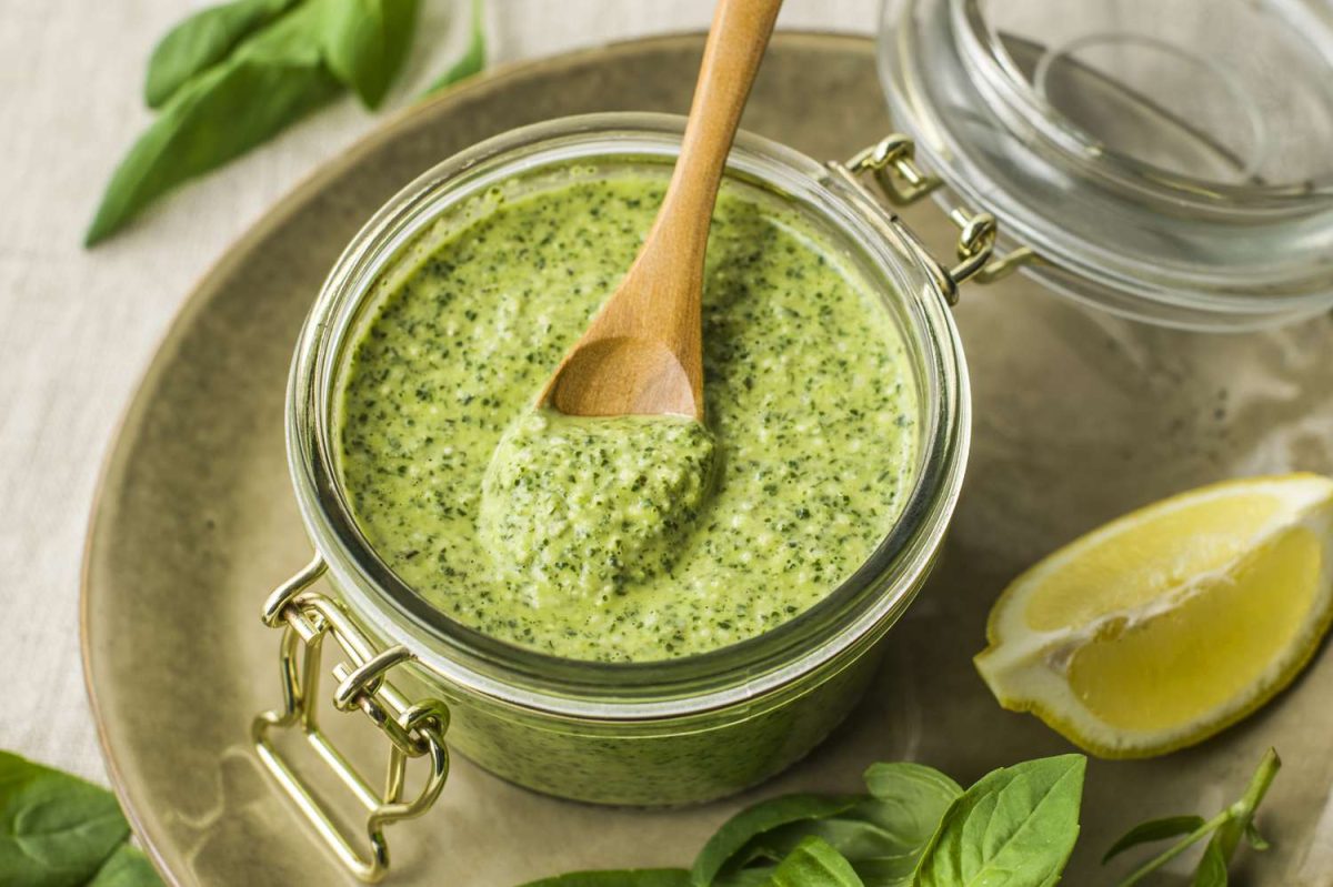 Ce este sosul pesto și cum îl poți prepara chiar la tine acasă! Este incredibil în orice combinație!