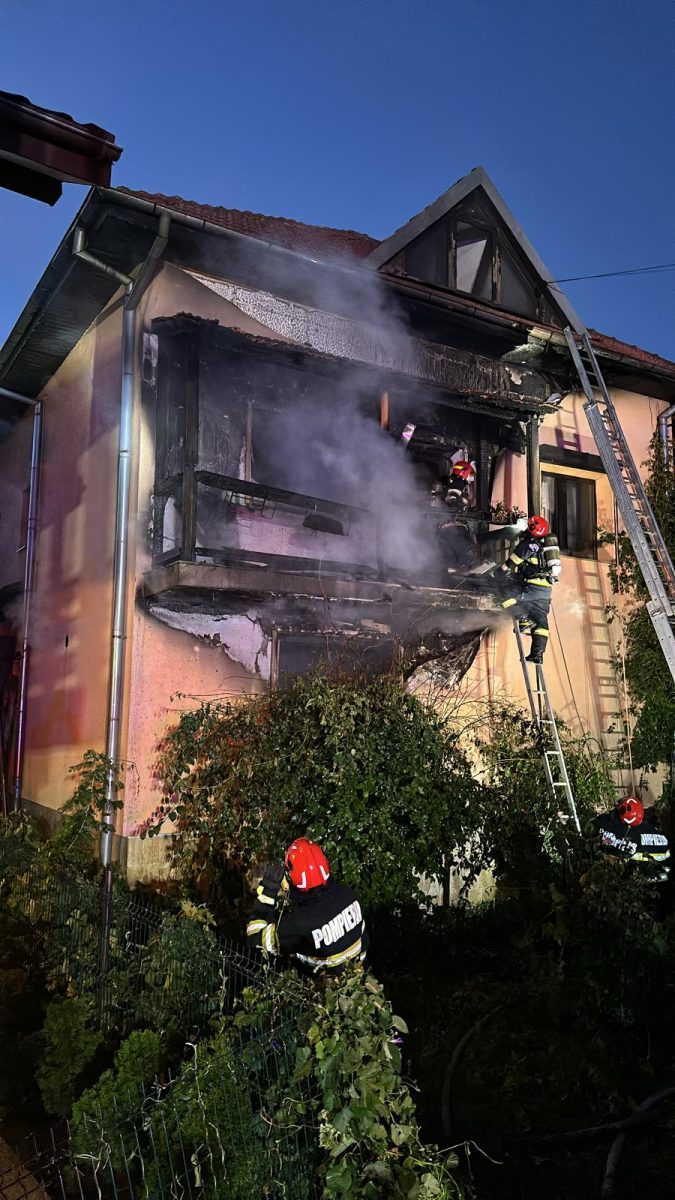 Incendiu în municipiul Iași! Flăcările au izbucnit la o casă de pe strada Emil Racoviță – FOTO, VIDEO
