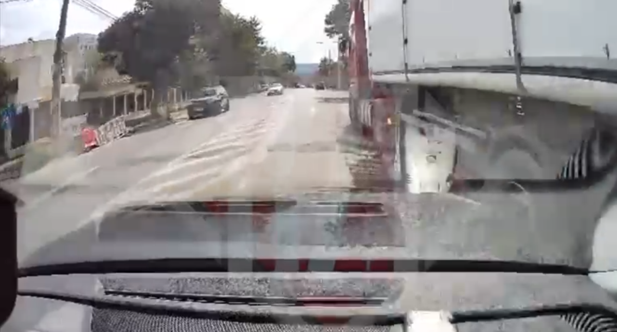 La un pas de tragedie, în Iași! Inconștiența unui șofer de TIR surprinsă de camera de bord a altui conducător auto