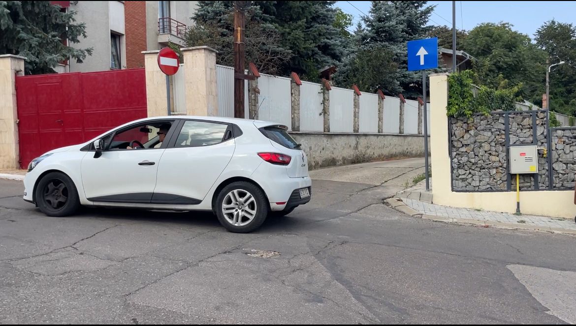 Haos pe o stradă din Iași! Autoritățile au făcut reguli noi de circulație, însă șoferii nici nu se mai uită la indicatoarele rutiere: „Toate mașinile trec pe interzis”