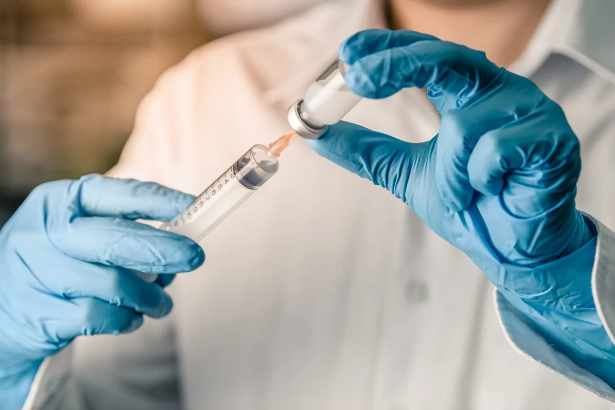Cobai pentru industria farma! Câți bani câștigă o persoană pentru a se lăsa infectată cu malarie