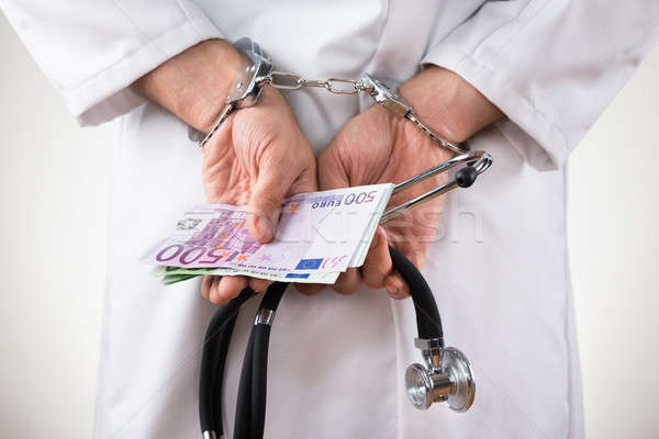 Cercetați pentru luare de mită: Cinci doctori și o asistentă ar fi primit bani, borcane cu miere şi bulion
