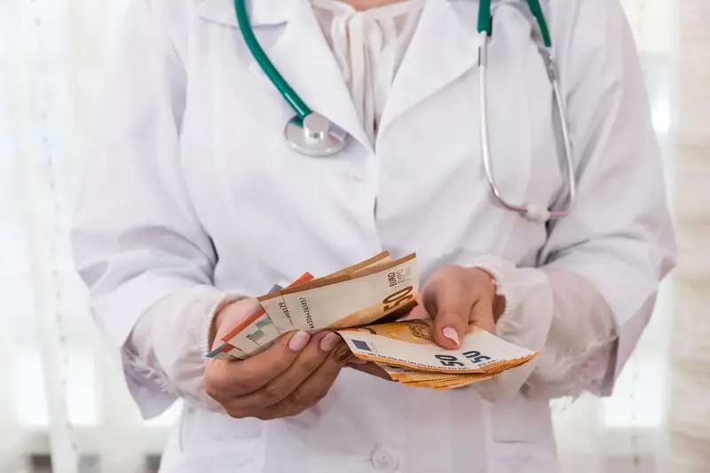 Medici prinși în flagrant cu mită de la pacienți! Percheziții la Secţia de Chirurgie Oncologică