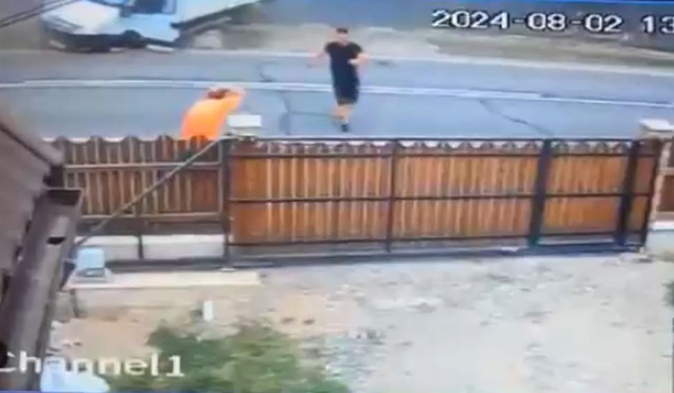 Momentul în care doi tineri sunt loviți din plin pe trotuar de o mașină, în Toplița a fost surprins de o cameră de supraveghere