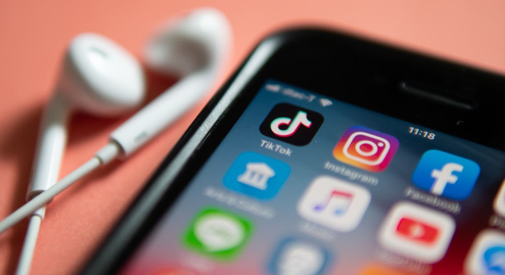 O companie importantă din România le-a interzis angajaților să stea pe Facebook și TikTok în timpul programului. Iată care este motivul