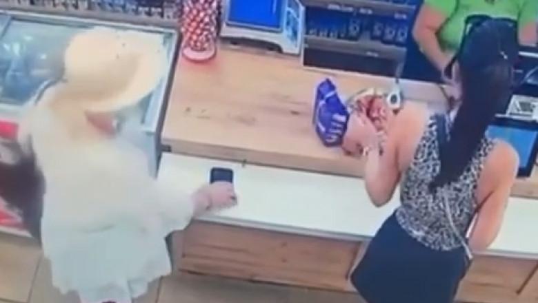 O femeie de 84 de ani a fost filmată în timp ce fură telefonul unei tinere, într-un magazin din Cluj. S-a ales cu dosar penal