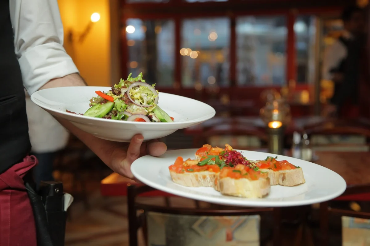 O nouă obligație pentru restaurantele din România. Toți clienții vor primi asta după achitarea notei de plată