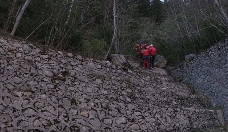 Un bărbat a fost găsit rănit într-un pârâu. Doi ciobani su alertat salvamontiștii