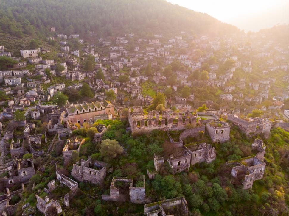 Orașul fantomă care atrage tot mai mulți turiști. La ce trebuie să fie atenți vizitatorii când ajung aici