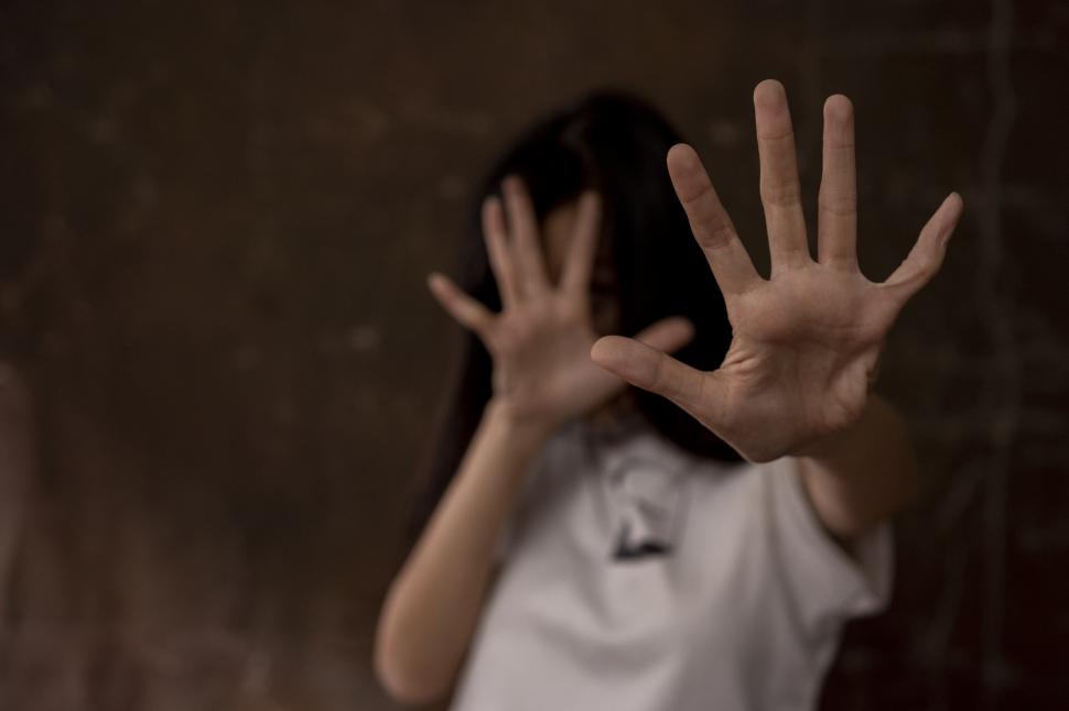 Începând de astăzi, orice victimă poate solicita un ordin de protecție, indiferent de identitatea agresorului