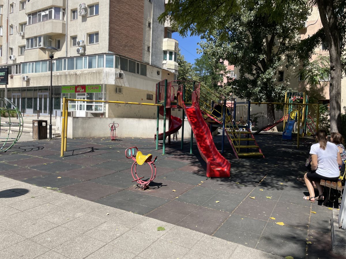 Pericol în parcurile pentru copii din Iași! Acestea sunt condițiile pe care Mihai Chirica le oferă ieșenilor. Tobogane pline de rugină și mochete găurite – FOTO