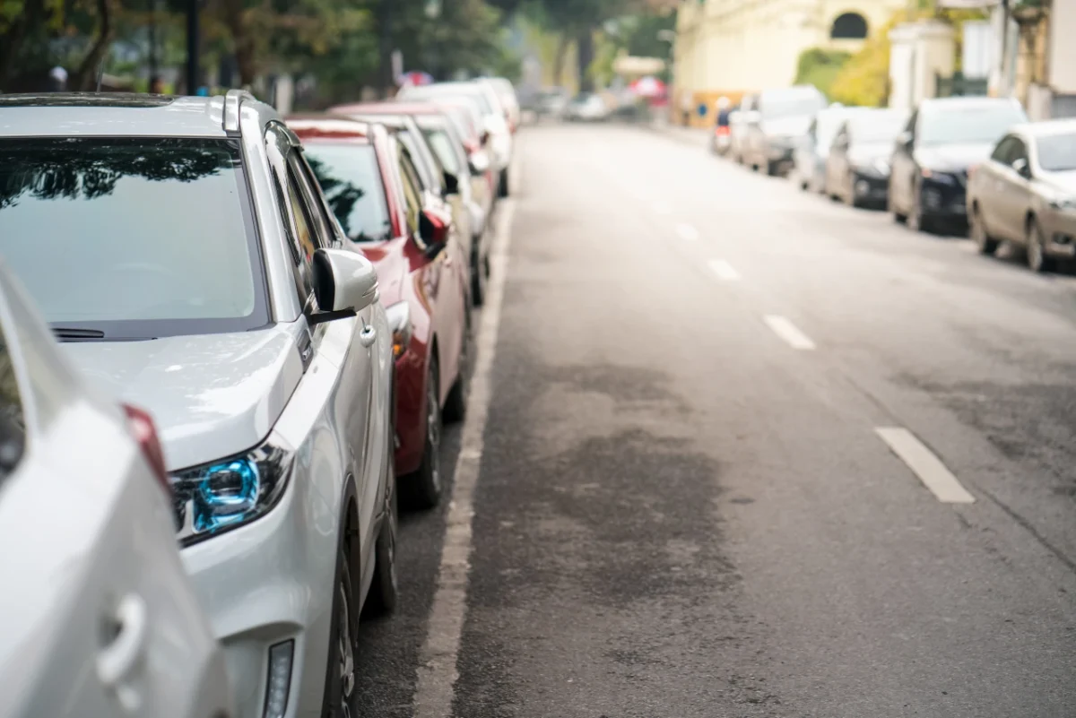 Amendă pentru parcarea mașinii în fața casei sau a blocului. Puțini șoferi cunosc această lege