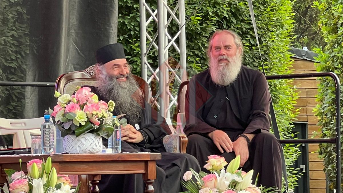 Mii de oameni sunt prezenți în Grădina Palas pentru a-i asculta prelegerile părintelui Vlad Pimen venit din Sfântul Munte Athos