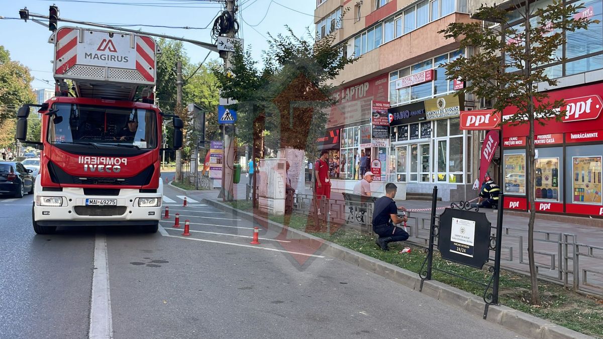 Pericol pentru ieșeni! Tencuiala unui bloc riscă să cadă, pompierii au intervenit de urgență