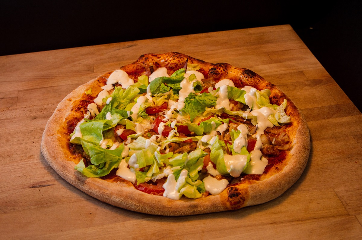Cea mai delicioasă rețetă de pizza kebab. O combinație fascinantă între bucătăria italiană și turcească