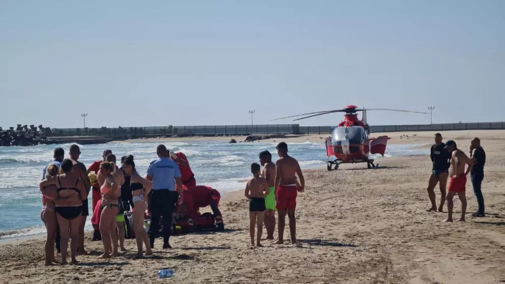Bărbat scos din mare în stop cardio-respirator, pe plaja din Vama Veche