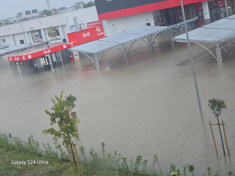 Ploaie record la Mangalia! 226 litri pe metru pătrat în 12 ore; cod roșu de inundații în Dobrogea