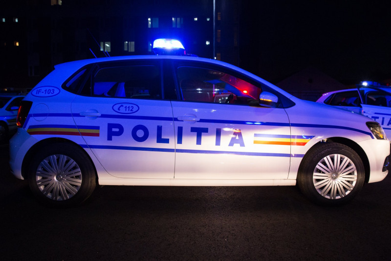 Tragedie în Maramureș! Doi polițiști au murit și unul este rănit după ce mașina în care erau a intrat într-un stâlp de electricitate
