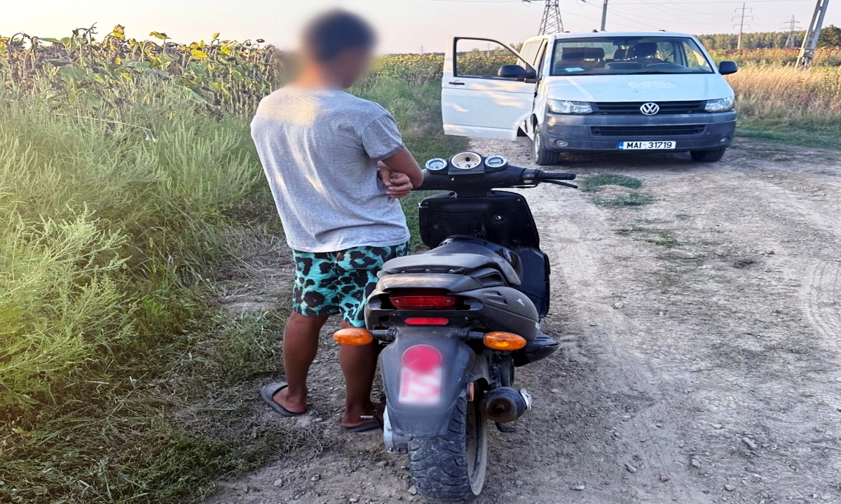 Moped condus de un tânăr fără permis. Polițiștii de Frontieră l-au prins